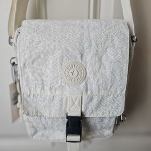 "NWT" KIPLING SNAKE WHITE CROSSBODY 🌟